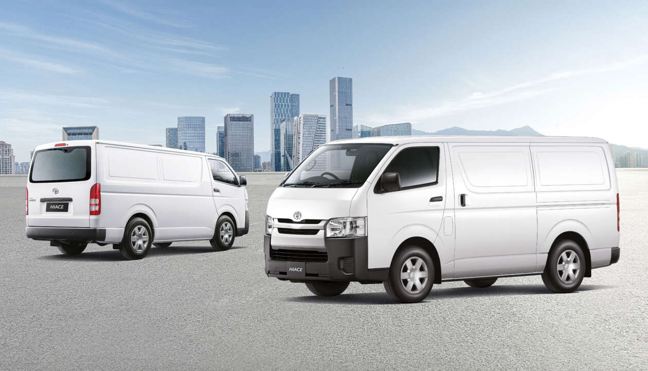 TOYOTA HIACE SLWB 2.8D A/T WINDOW VAN